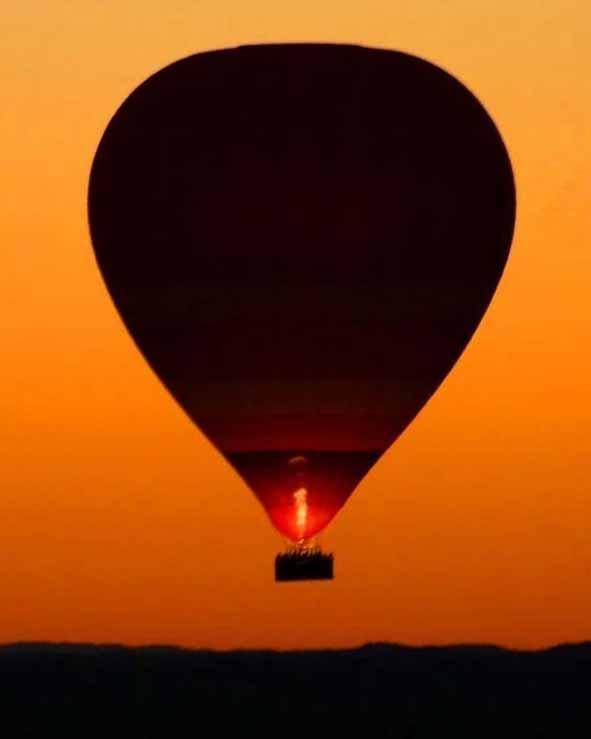 Explore Australia's red center - an amazing desert landscape of weathered mountain ranges and rocky gorges.